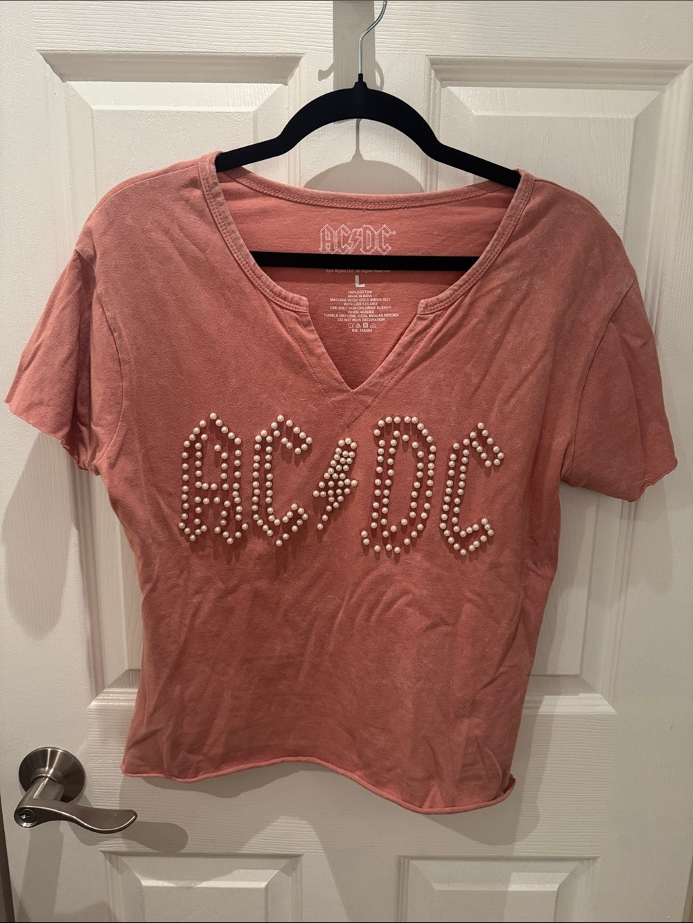 AC/DC Women's Pearl-Embellished V-Neck Tee in Dusty Rose crop